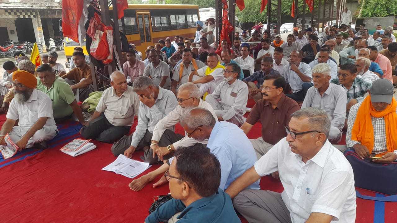 गढ़शंकर में हड़ताल के बाद कर्मचारियों, मजदूरों और जन संगठनों द्वारा विरोध रैली और मार्च निकाला गया